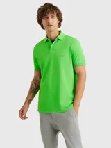 Chomba de corte regular de la colección 1985 de Tommy Hilfiger, con cuello tipo polo, cartera de dos botones y logo de la marca bordado en el pecho.