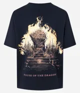 Remera de algodón color negro con cuello redondo y mangas cortas. Presenta un estampado frontal con el logo de la serie House of the Dragon en color rosado.