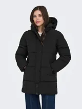 Campera puffer larga con capucha ajustable, cierre frontal combinado con cremallera y botones a presión, y puños internos. Diseño acolchado con bolsillos laterales.