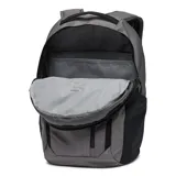 Mochila Columbia modelo Atlas Explorer II de 26 litros, color gris con detalles en negro. Cuenta con dos compartimentos principales, funda acolchada para laptop de hasta 15 pulgadas, bolsillo frontal con cierre, bolsillos laterales para botellas y correas de hombro acolchadas.