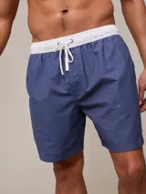 Short de baño azul con cintura elástica blanca y cordón ajustable.