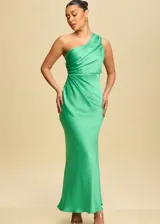 Vestido largo de satén color verde, con diseño asimétrico de un solo hombro y corte al bies que se ajusta a la silueta con una caída fluida.
