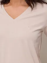 Remera blanca de algodón con cuello en V y logo bordado en el pecho.