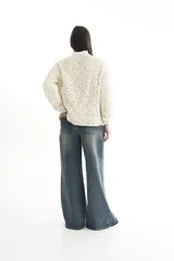 Sweater negro de tejido crochet con mangas largas y cuello redondo.