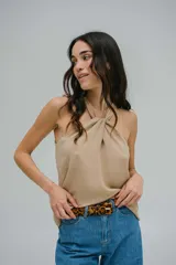 Cinto de cuero con estampado de leopardo.