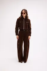 Pantalón cargo de tiro medio, confeccionado en terciopelo negro. Presenta corte amplio, bolsillos laterales con solapa y cierre frontal con botón y cremallera.