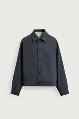 Cazadora relaxed fit de algodón color gris oscuro, con cuello solapa, manga larga con puños abotonados, bolsillos de plastrón en el pecho y cierre frontal con botonadura.