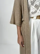 Saco tipo kimono color beige, confeccionado en hilo italiano, de manga corta y corte holgado. Incluye lazo para usar como choker o cinturón.