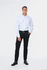 Pantalón gris de gabardina, corte clásico, con bolsillos laterales y traseros.