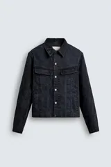 Cazadora cropped fit de pana de algodón color azul marino, con cuello solapa, manga larga con puño de botón, bolsillos de solapa en el pecho y bolsillos de vivo en la cadera. Cierre frontal de botonadura.