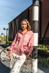 Camisa oversize de lino a rayas verticales color salmón y blanco, con bolsillo de parche en el pecho y botones al tono.