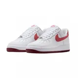 Zapatillas urbanas Nike Air Force 1 07, color blanco con detalles en rojo.