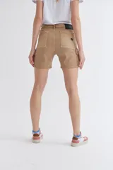 Short de jean blanco de tiro alto con bolsillos laterales.