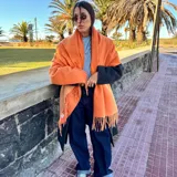 Bufanda de invierno suave y abrigada, color beige, con flecos en los extremos.