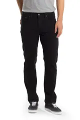 Pantalón de jean negro, corte slim fit, tiro medio, confeccionado en tejido elástico.