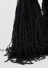 Bolso de mano negro cubierto de abalorios y flecos con asa integrada y estructura triangular.