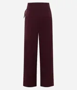 Pantalón de corte wide leg confeccionado en crepé color bordó, con cintura alta, cierre frontal con cremallera y detalle de hebilla ajustable en la cintura.