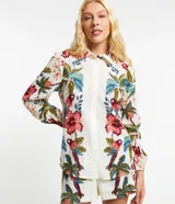 Camisa de manga larga confeccionada en algodón cambraia texturizado con estampa floral.