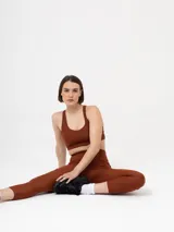 Top deportivo color marrón óxido, de corte bralette con escote redondo y tirantes anchos.