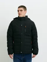 Campera puffer verde militar de cuello alto, con cierre frontal y solapa con broches a presión. Cuenta con bolsillos laterales y un bolsillo vertical en el pecho con cierre, ambos con tiradores naranjas.
