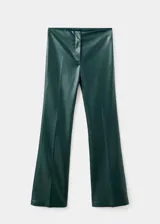 Pantalón flare de tiro bajo con efecto cuero, color verde oscuro, de corte entallado y diseño largo con cierre de gancho y cremallera.