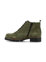 Borcego de cuero gamuza color verde oliva, con cordones al tono y suela de goma. Diseño acordonado al tobillo de estilo urbano.