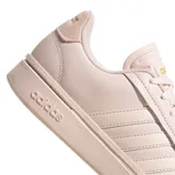 Championes adidas Grand Court Alpha de diseño clásico y minimalista en color rosado. Presentan las icónicas tres tiras laterales en relieve, suela de goma al tono y logo de la marca en la lengüeta y el talón.