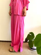 Pantalón fucsia de corte palazzo, con cintura elastizada y tajo lateral.