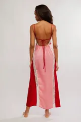 Vestido largo tipo slip de satén negro con escote en V, detalles de encaje en contraste y tajo lateral.