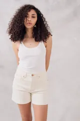 Musculosa blanca de algodón con breteles finos y corte ajustado.