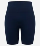 Bermuda deportiva de tiro alto confeccionada en tejido seamless con textura acanalada. Presenta un diseño ajustado al cuerpo con cintura elástica ancha para mayor soporte y comodidad durante la actividad física.