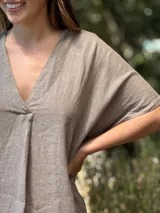 Vestido largo de lino color azul marino, con escote en V y mangas cortas amplias. Presenta un corte relajado y bolsillos laterales.