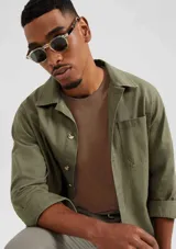 Camiseta básica de manga corta y cuello redondo, color rojo oscuro.