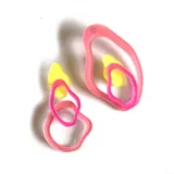 Par de aros colgantes con formas orgánicas irregulares en acrílico color rosa y amarillo.