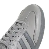 Championes Adidas Samba Og color gris con las tres tiras características de la marca en gris oscuro.