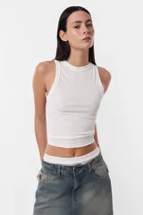 Tanga cavada de tiro alto con elástico para mejor ajuste. Cintura ancha con elástico interno.
