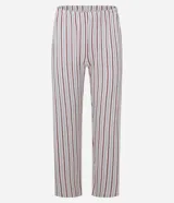 Conjunto de pijama compuesto por una remera de manga corta con escote en V y un pantalón largo con cintura elástica. La remera es de color blanco liso y el pantalón presenta un estampado de rayas verticales en tonos rojos y azules sobre fondo blanco.