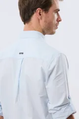 Camisa lisa de manga larga de algodón en color gris claro, de corte slim fit con cuello camisero y cierre frontal de botones.