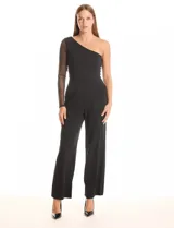 Enterito negro de crepe premium con caída pesada y fluida. Presenta un escote asimétrico, una única manga larga de mesh transparente y pierna de corte recto. Incluye bolsillos laterales invisibles y cierre invisible en la espalda.