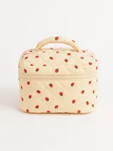 Neceser acolchado color crema con estampado de frutillas rojas y cierre superior con cremallera.