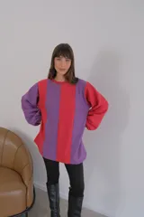 Buzo de viscosa con diseño a rayas verticales rojas y beige, mangas largas abullonadas con puños elastizados.