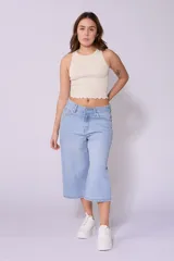 Bermuda de jean celeste, corte ancho a la rodilla.