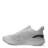 Championes Umbro de hombre, color gris claro con detalles en naranja y negro. Presentan capellada de mesh respirable con refuerzos sintéticos, logo de Umbro en el lateral y suela de EVA con base de goma.
