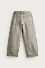 Pantalón barrel fit de mezclilla color verde militar, con efecto lavado, cinco bolsillos, cierre frontal con cremallera y botón, y detalle de pinzas en las rodillas.