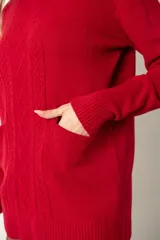 Sweater rojo de punto con cuello redondo, mangas largas, trenzado central y bolsillos delanteros.