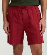 Bermuda recta de playa en color blanco roto, confeccionada en algodón texturizado con efecto de rayas verticales. Posee cintura elástica con cordón ajustable.