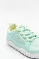 Zapatilla minimalista tipo barefoot de color verde menta, con diseño de suela plana y flexible, confeccionada en material textil transpirable con cordones a tono.