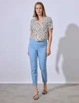 Pantalón azul de gabardina elastizada, marca Ruby Rd. Pretina ancha elastizada, bolsillos delanteros simulados y bolsillos traseros aplicados.