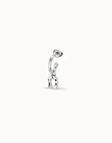 Pendiente tipo piercing de aleación de metales bañada en plata, con forma de aro curvo y un pequeño detalle esférico en el extremo inferior.