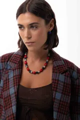 Collar corto de cuentas de piedras naturales, cristales checos y cuentas reconstituidas en tonos rojos, azules y jaspeados. Incluye cadena de acero quirúrgico para ajuste de largo.